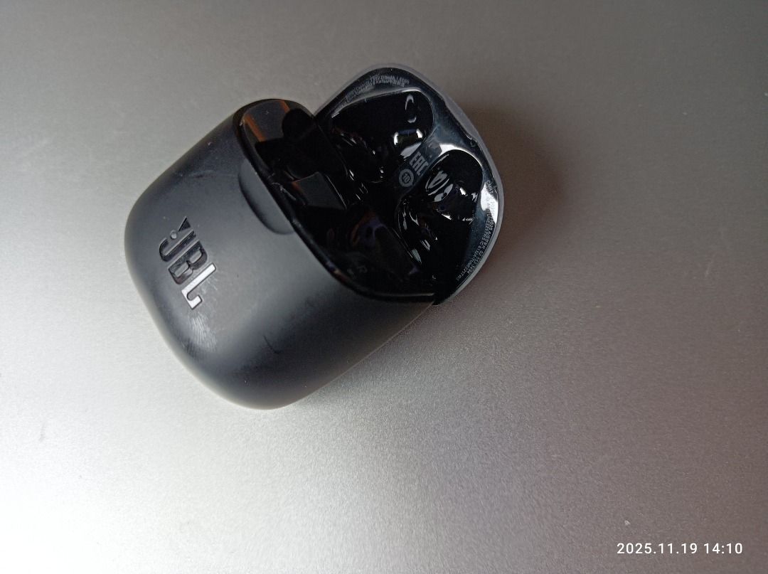 JBL TWS 220 Charging Case (Category: Earphones) located in Butuan. Submitted by reggex99 (Listing ID 1422780984, Image 3). Description: JBL TWS charging case for TWS-220 model in perfect condition, but earbuds are missing. .