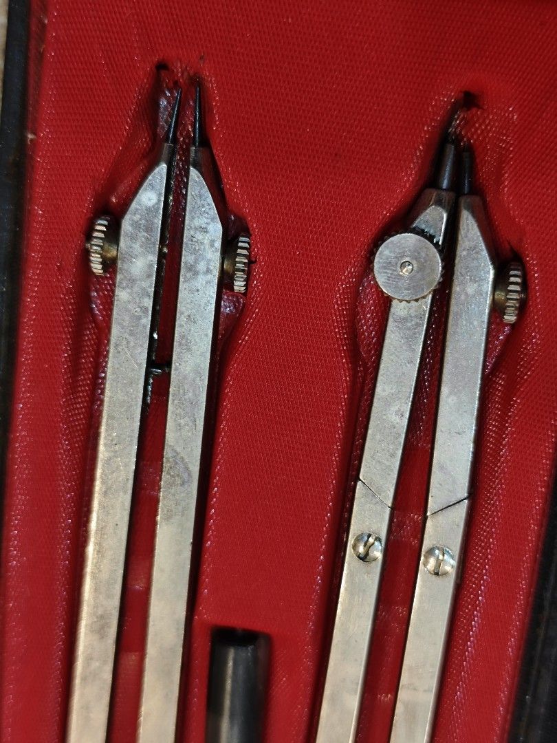 Kent Drawing Compass Set (Category: Stationery & School Supplies) located in San Miguel. Submitted by mharly0221 (Listing ID 1422898033, Image 3). Description: - Kent drawing compass set - Includes two metal compasses - Comes with a small black tube - Housed in a black case with a red interior - Case features a snap closure - Brand: "Kent".