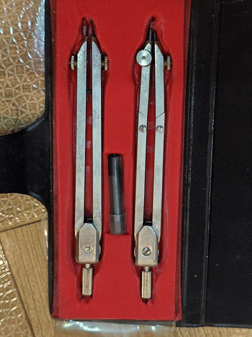 Kent Drawing Compass Set (Category: Stationery & School Supplies) located in San Miguel. Submitted by mharly0221 (Listing ID 1422898033, Image 1). Description: - Kent drawing compass set - Includes two metal compasses - Comes with a small black tube - Housed in a black case with a red interior - Case features a snap closure - Brand: "Kent".