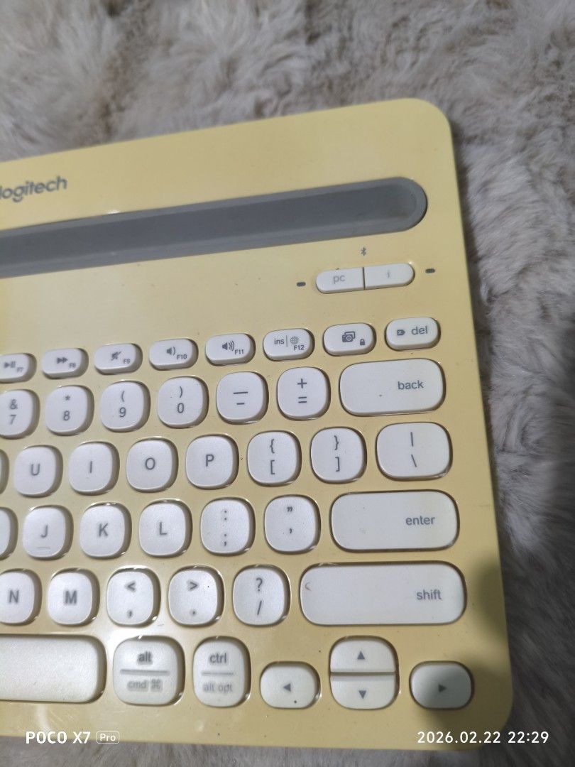 Logitech K480 Multi-Device Bluetooth Keyboard (Category: Computer Keyboard) located in Baguio. Submitted by baguiobeans (Listing ID 1422865522, Image 2). Description: - Logitech K480 Bluetooth keyboard - Stylish yellow and white design - Connects to multiple devices - Built-in cradle for phones and tablets - In good working condition - Requires batteries (not included).