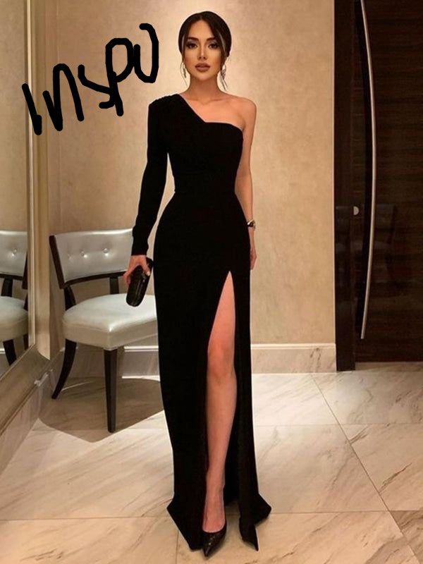 Long Black Gown with Sleeves & Slit (Category: Evening dresses & gowns) located in Bulacan. Submitted by pmlsg (Listing ID 1422719893, Image 2). Description: 2nd photo was just an inspo. Floor length gown Padded Stretchable fabric (May excess fabric pa if ever pwede ma adjust) Body hugging Pinatahi from Disenyong Pandi, Pandi, Bulacan Would fit: M - Semi XL body frame size For reference Waist: 28-30 Height: 5'4.