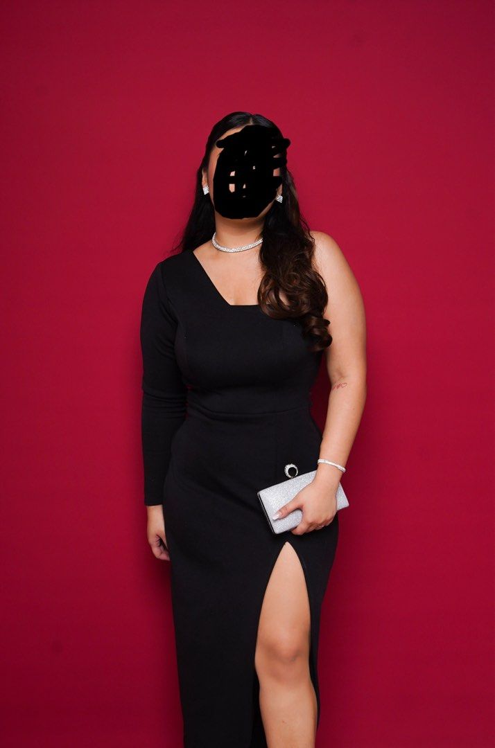 Long Black Gown with Sleeves & Slit (Category: Evening dresses & gowns) located in Bulacan. Submitted by pmlsg (Listing ID 1422719893, Image 1). Description: 2nd photo was just an inspo. Floor length gown Padded Stretchable fabric (May excess fabric pa if ever pwede ma adjust) Body hugging Pinatahi from Disenyong Pandi, Pandi, Bulacan Would fit: M - Semi XL body frame size For reference Waist: 28-30 Height: 5'4.