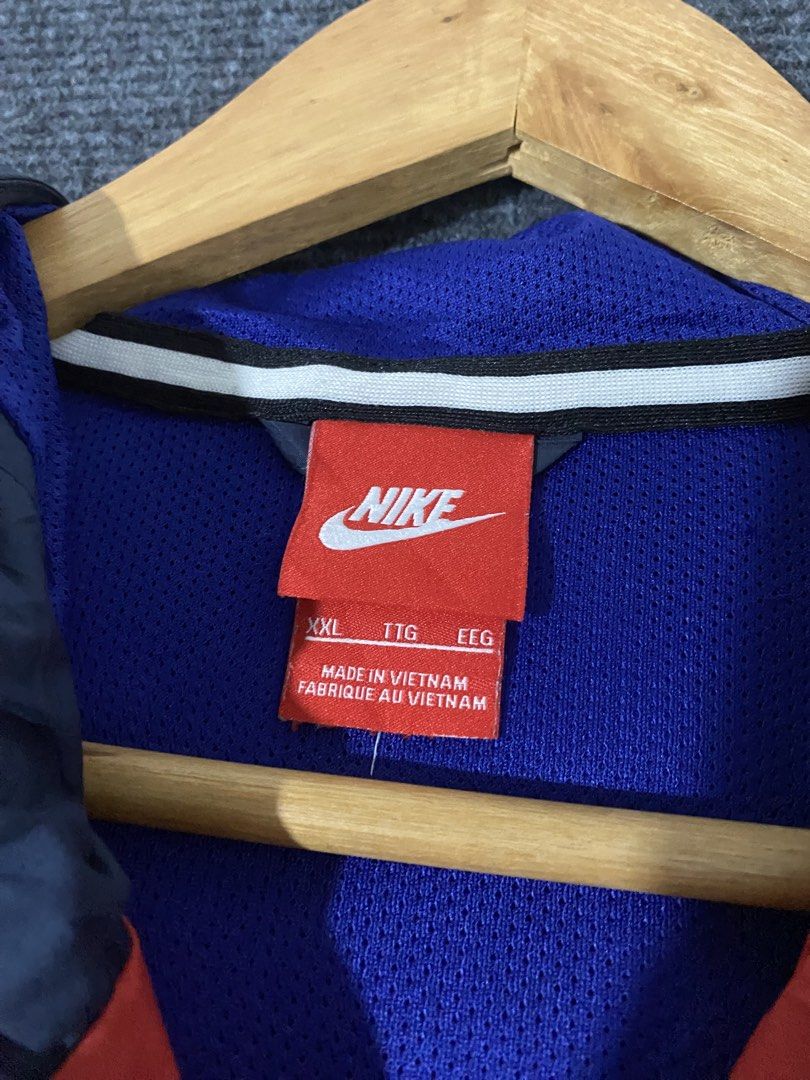 Nike Windbreaker Hoodie (Category: Coats, Jackets and Outerwear) located in Rosales. Submitted by 2goodforsecond (Listing ID 1422825722, Image 2). Description: 25 Width 28 Length Issue 1 small pinhole missing main puller but working zipper both pockets not working but can be fix. 9/10 Color rate 8/10 condition..