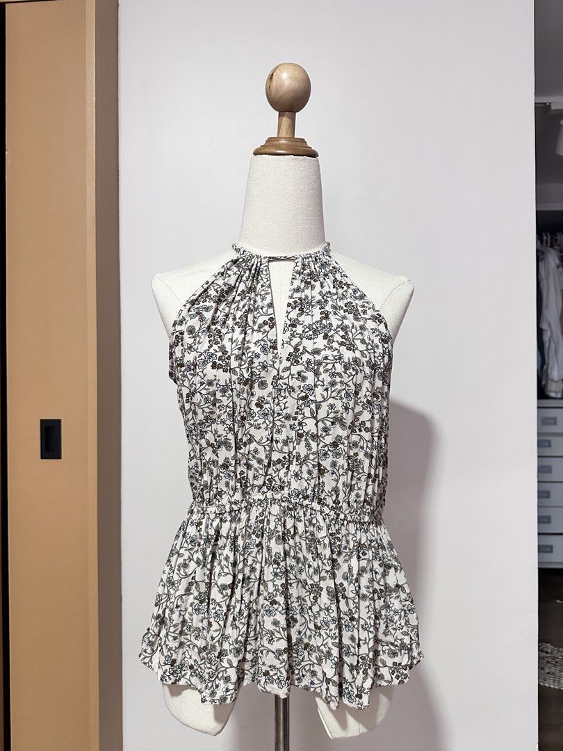 Old Navy Floral Halter Top - Size L (Category: Sleeveless) located in Tabuk. Submitted by classicseconds (Listing ID 1422766267, Image 1). Description: - Old Navy floral halter top - Beautiful floral print - Halter neckline with keyhole detail - Elasticated waist - Lightweight fabric - Flowy, peplum-style hem - Tie closure at the neck.