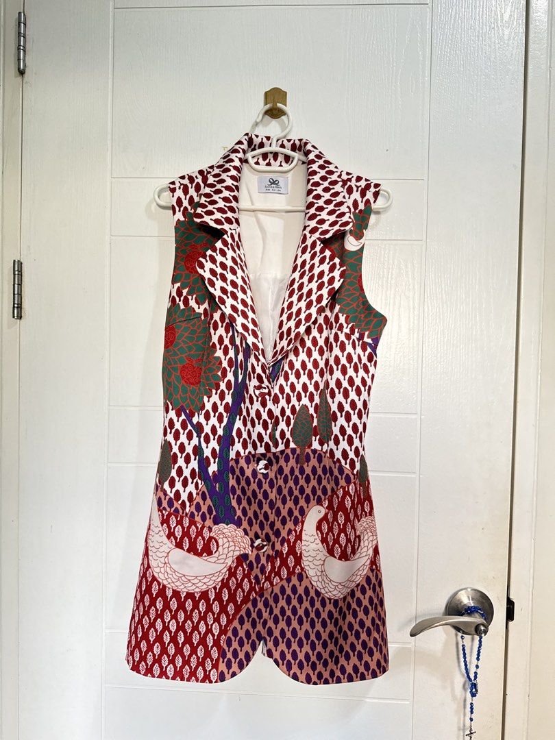 Plains & Prints Sleeveless Vest (Category: Sleeveless) located in Pasig City. Submitted by pupperiedoo (Listing ID 1422750447, Image 3). Description: - Plains & Prints sleeveless vest - Size: PH XS, EU 6, US 2 - Features a unique red, white, and green patterned design - Collared neckline - Two front pockets - Perfect for layering.