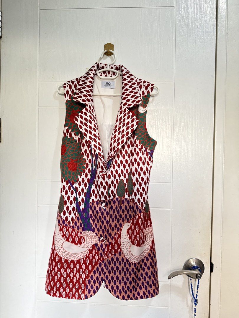 Plains & Prints Sleeveless Vest (Category: Sleeveless) located in Pasig City. Submitted by pupperiedoo (Listing ID 1422750447, Image 1). Description: - Plains & Prints sleeveless vest - Size: PH XS, EU 6, US 2 - Features a unique red, white, and green patterned design - Collared neckline - Two front pockets - Perfect for layering.