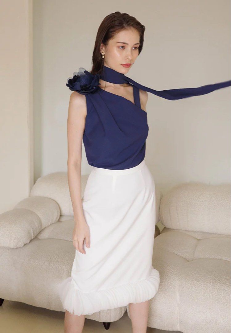 Plains & Prints X Michael Leyva Dark blue top (Category: Blouses) located in Quezon City. Submitted by herprelovedd (Listing ID 1422761275, Image 1). Description: .