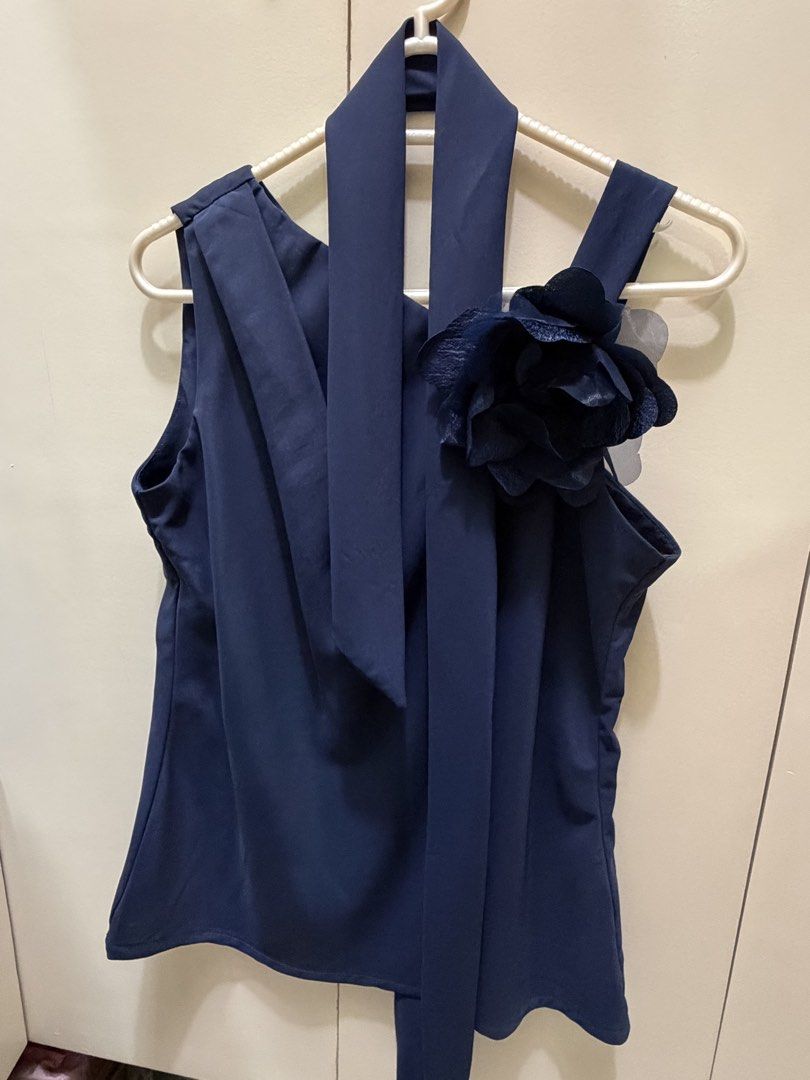 Plains & Prints X Michael Leyva Dark blue top (Category: Blouses) located in Quezon City. Submitted by herprelovedd (Listing ID 1422761275, Image 2). Description: .