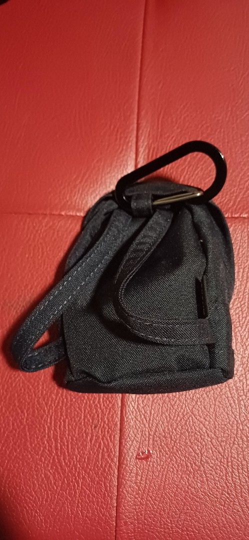 Popmart Hirono Echo Mini Bag (Category: Luxury Bags & Wallets) located in Manila. Submitted by kahlen36985 (Listing ID 1422845989, Image 2). Description: - Original Popmart Hirono bag from blind box - Comes with a carabiner clip - Ideal for carrying small essentials.