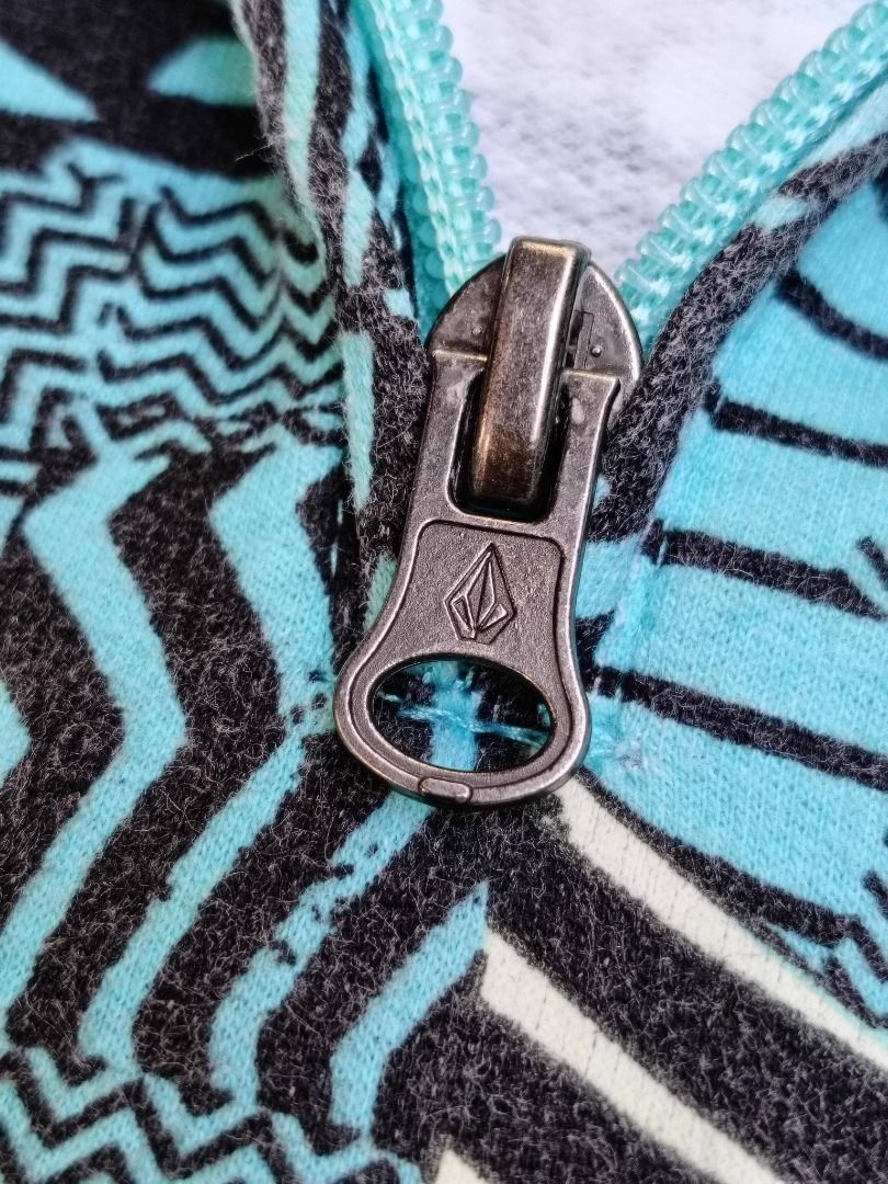 Rare Vintage Y2K Volcom x XRAY zip face hoodie Vans Billabong Hurley Ripcurl DC (Category: Activewear) located in Antipolo. Submitted by select_zone (Listing ID 1422790158, Image 3). Description: Vintage Y2K Volcom Quarter Zip Monster Xray Hoodie Size XL tag (Medium fit) 20x25.5 Used Good Condition Legit .