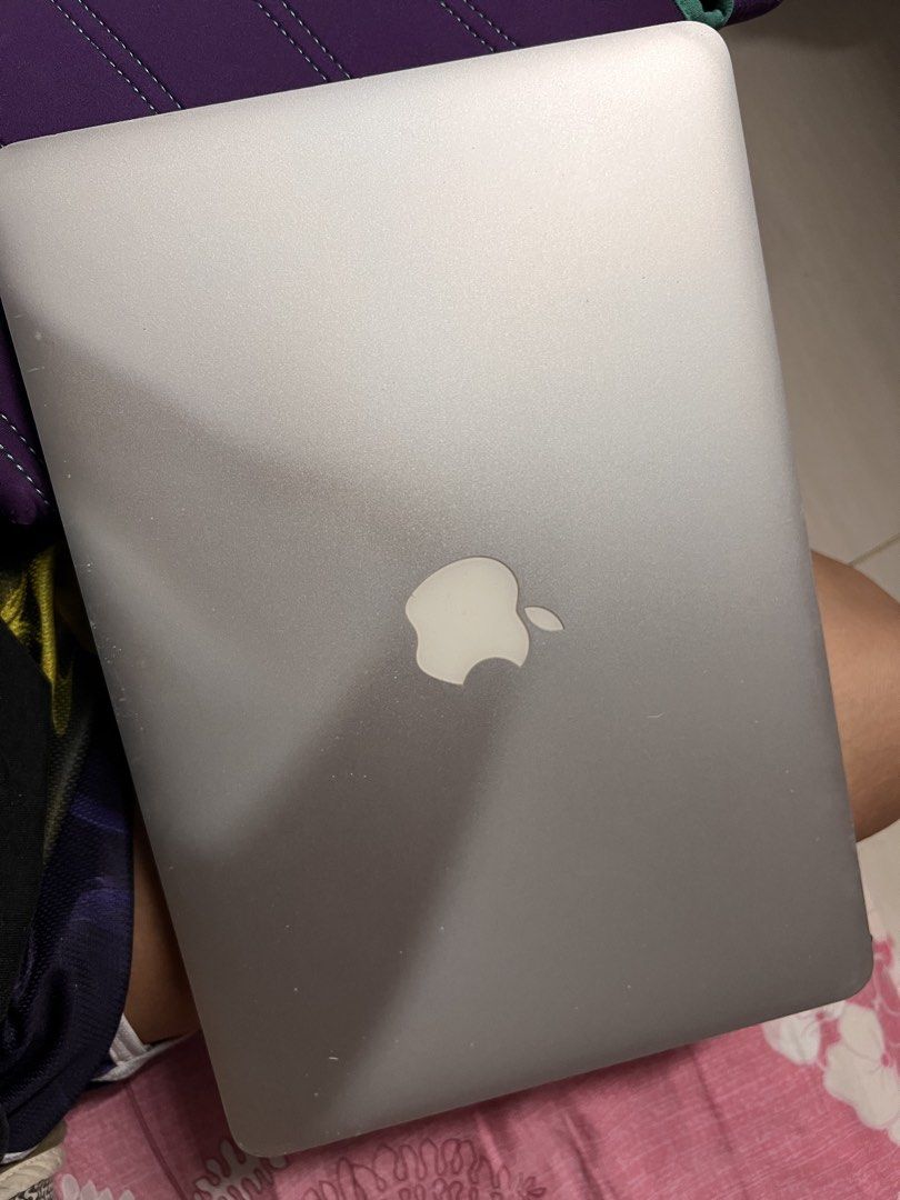 (RUSH SALE, NEGOTIABLE) Not Working Apple Macbook Pro (Category: Laptops & Notebooks) located in Mandaluyong City. Submitted by chocnutt (Listing ID 1422897079, Image 1). Description: no box with charger wont open, issue unknown.