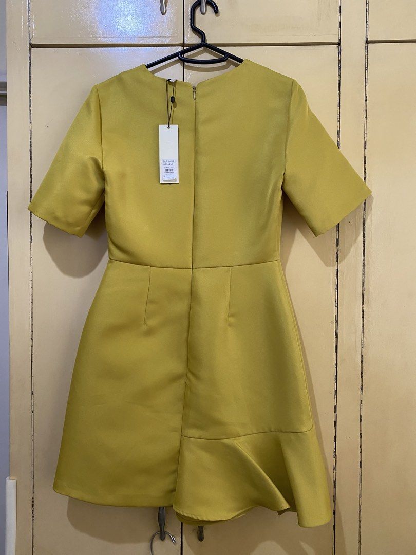 Topshop Yellow Ruffle Dress (Category: Dresses) located in Taytay. Submitted by aysion (Listing ID 1422784507, Image 2). Description: - Topshop yellow dress - Round neckline - Short sleeves - Ruffle detail on the side - Zipper closure at the back - Size: EUR 36, UK 4, US 8 - Minor stains present due to storage.