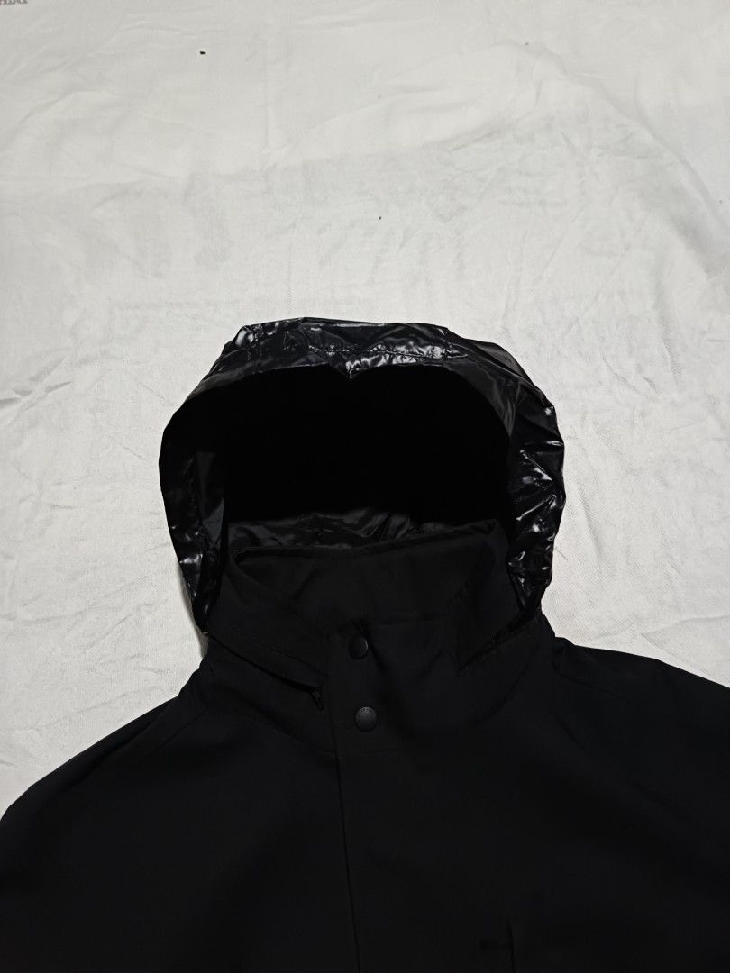 Uniqlo stand collar coat with packable Hood (Category: Coats, Jackets and Outerwear) located in Narra. Submitted by davidddyyy (Listing ID 1422902784, Image 3). Description: - Uniqlo black jacket (size small) - Detachable hood - Features a belt at the waist - High collar - Zipper and button closure - Side pockets - Made of a smooth, possibly water-resistant material issue:missing down liner -580+sf .