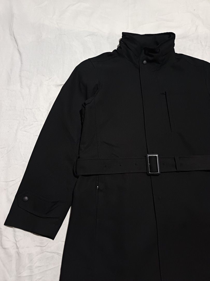 Uniqlo stand collar coat with packable Hood (Category: Coats, Jackets and Outerwear) located in Narra. Submitted by davidddyyy (Listing ID 1422902784, Image 2). Description: - Uniqlo black jacket (size small) - Detachable hood - Features a belt at the waist - High collar - Zipper and button closure - Side pockets - Made of a smooth, possibly water-resistant material issue:missing down liner -580+sf .