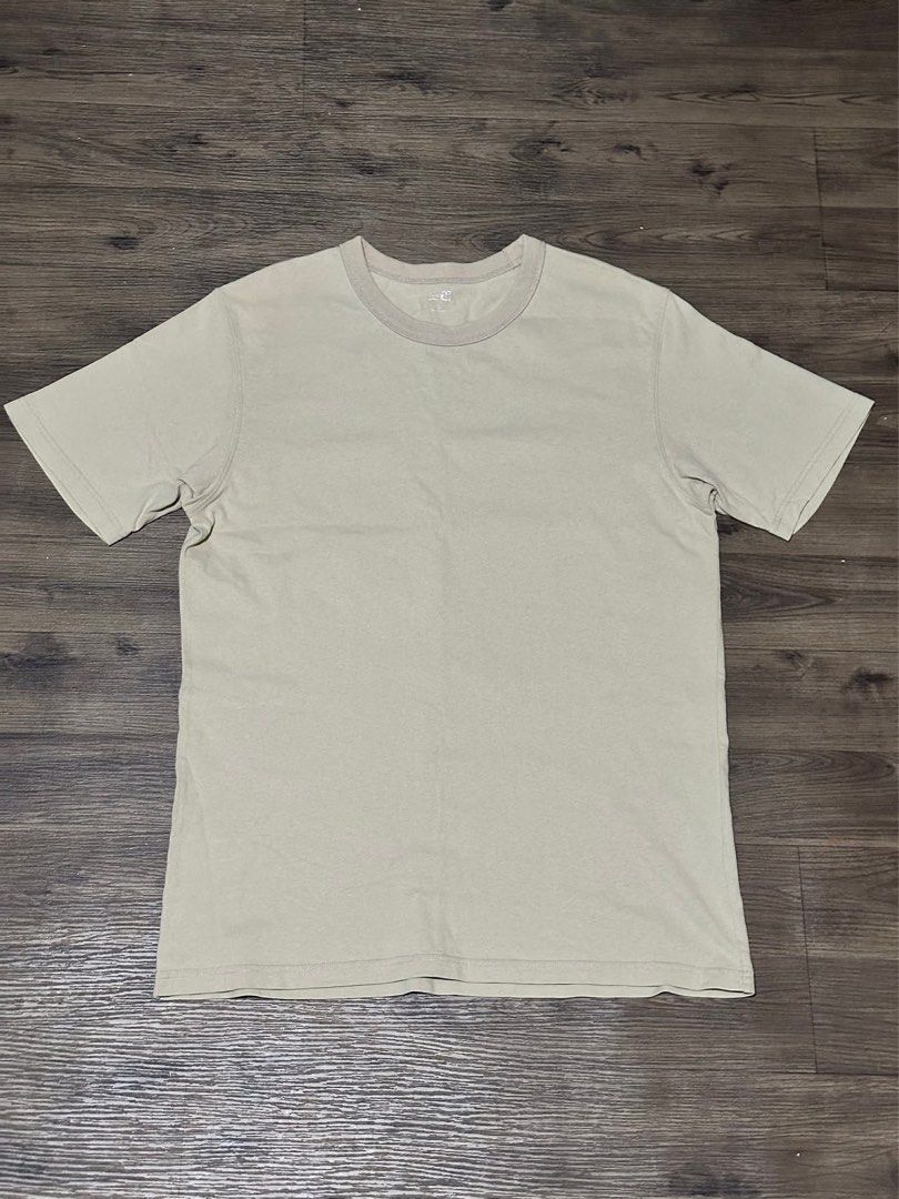 UNIQLO T-Shirt (Category: Tshirts & Polo Shirts ) located in Caloocan City. Submitted by aeripreloved (Listing ID 1422841662, Image 2). Description: Size L.