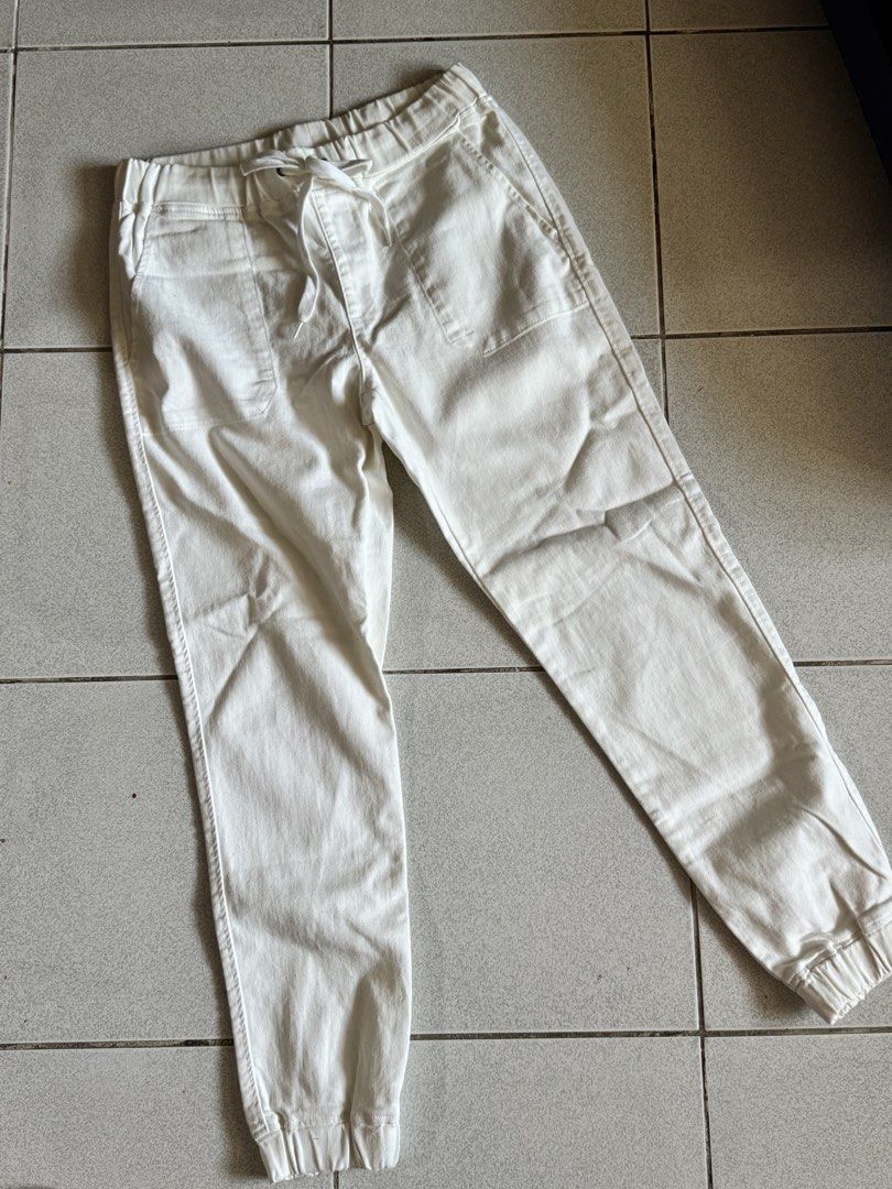 RUSH❌Uniqlo White Jogger Pants - Size M (Category: Other Bottoms) located in Palayan City. Submitted by decluttering_2018 (Listing ID 1422715976, Image 1). Description: No flaws. Used 2x.
