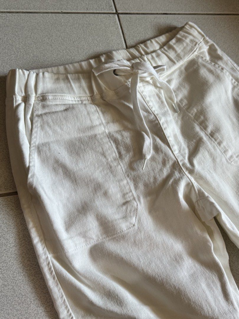 RUSH❌Uniqlo White Jogger Pants - Size M (Category: Other Bottoms) located in Palayan City. Submitted by decluttering_2018 (Listing ID 1422715976, Image 3). Description: No flaws. Used 2x.