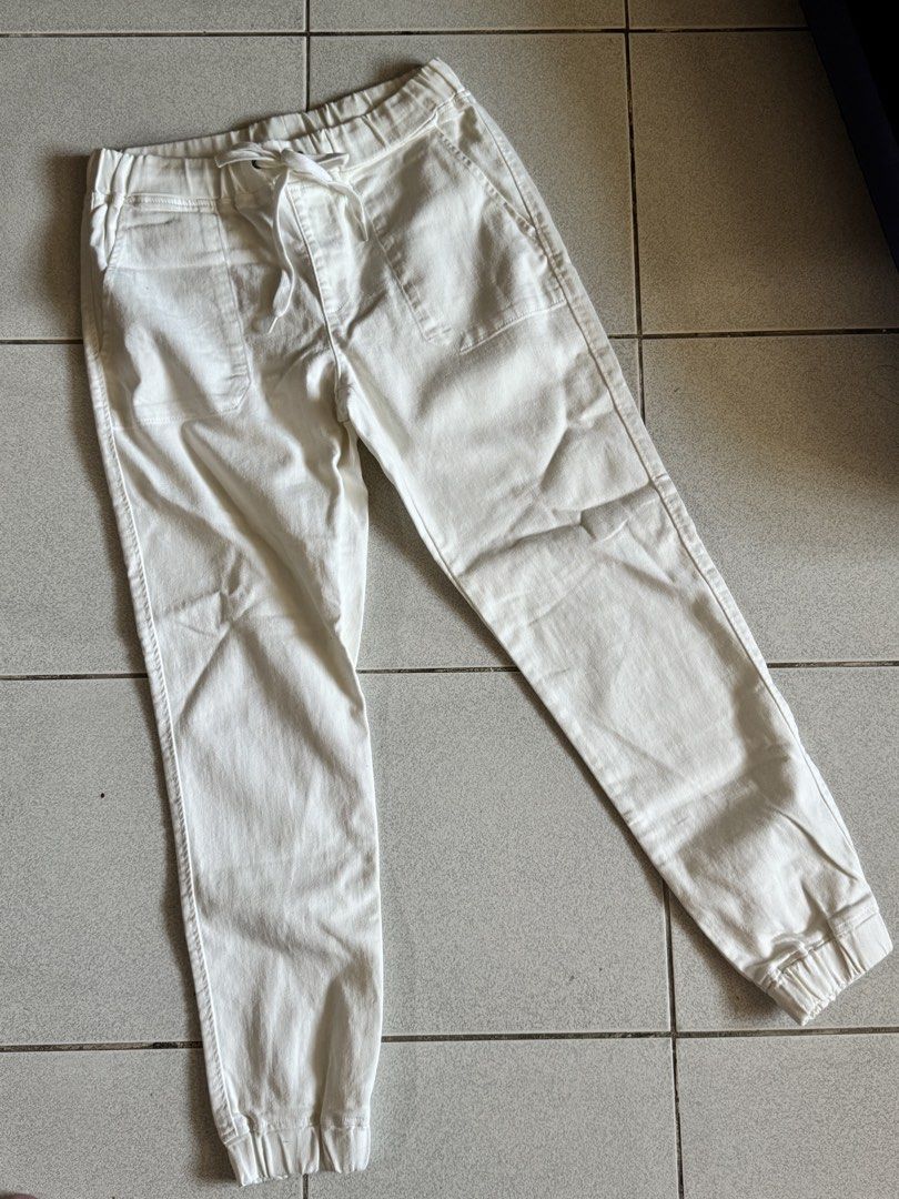 RUSH❌Uniqlo White Jogger Pants - Size M (Category: Other Bottoms) located in Palayan City. Submitted by decluttering_2018 (Listing ID 1422715976, Image 2). Description: No flaws. Used 2x.