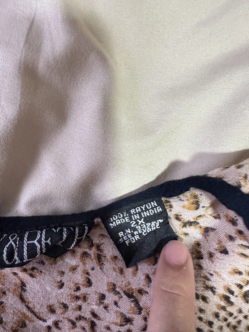 Vintage Animal Print Top (Category: Sleeveless) located in Tabuk. Submitted by classicseconds (Listing ID 1422767581, Image 3). Description: - Vintage animal print top - V-neck design with black trim - Single black pocket - Made of 100% rayon - Made in India .