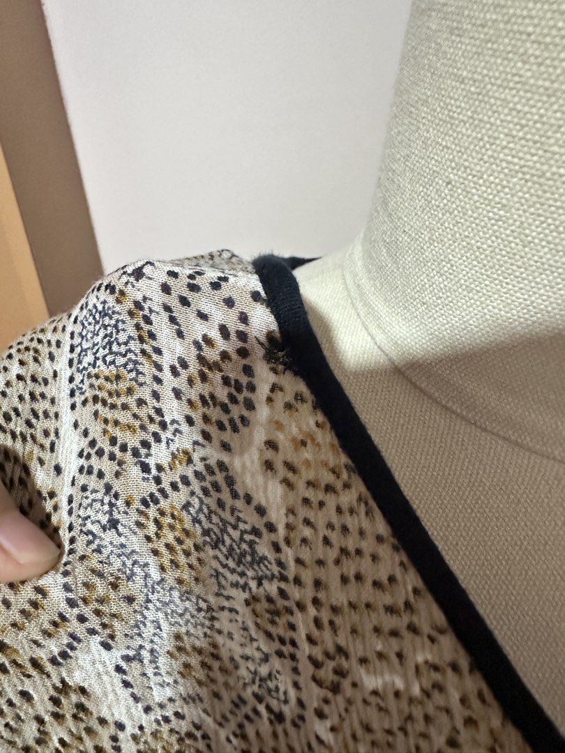 Vintage Animal Print Top (Category: Sleeveless) located in Tabuk. Submitted by classicseconds (Listing ID 1422767581, Image 2). Description: - Vintage animal print top - V-neck design with black trim - Single black pocket - Made of 100% rayon - Made in India .