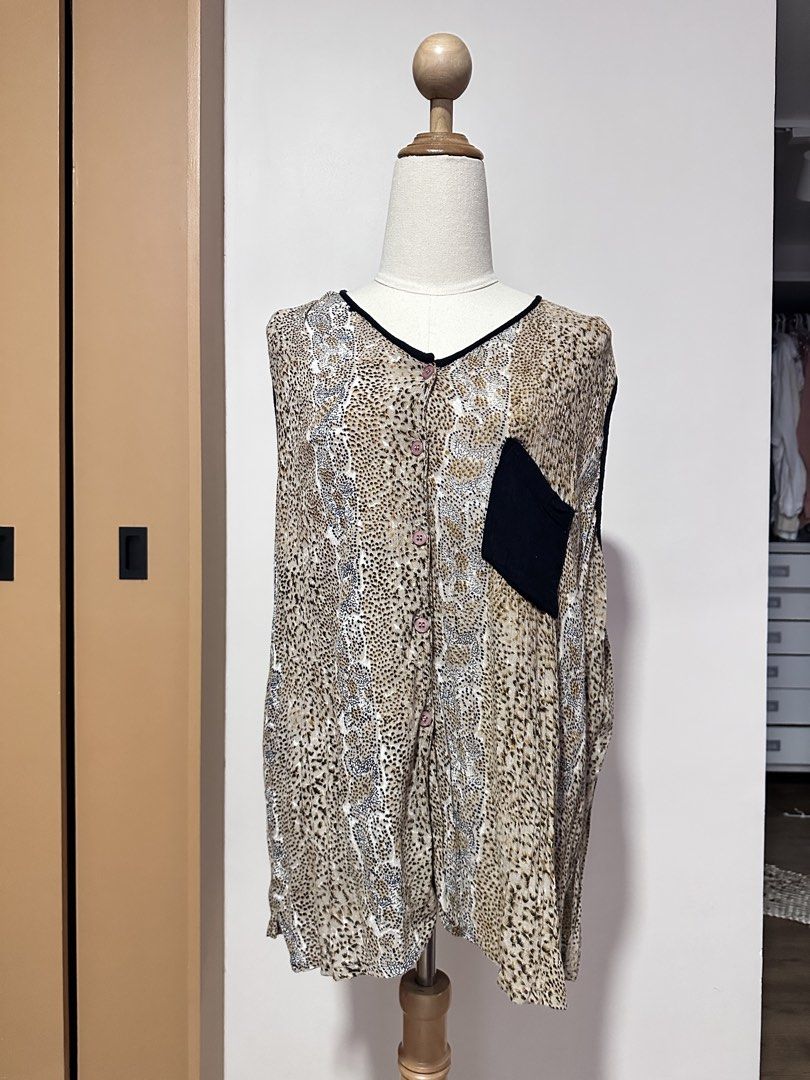 Vintage Animal Print Top (Category: Sleeveless) located in Tabuk. Submitted by classicseconds (Listing ID 1422767581, Image 1). Description: - Vintage animal print top - V-neck design with black trim - Single black pocket - Made of 100% rayon - Made in India .