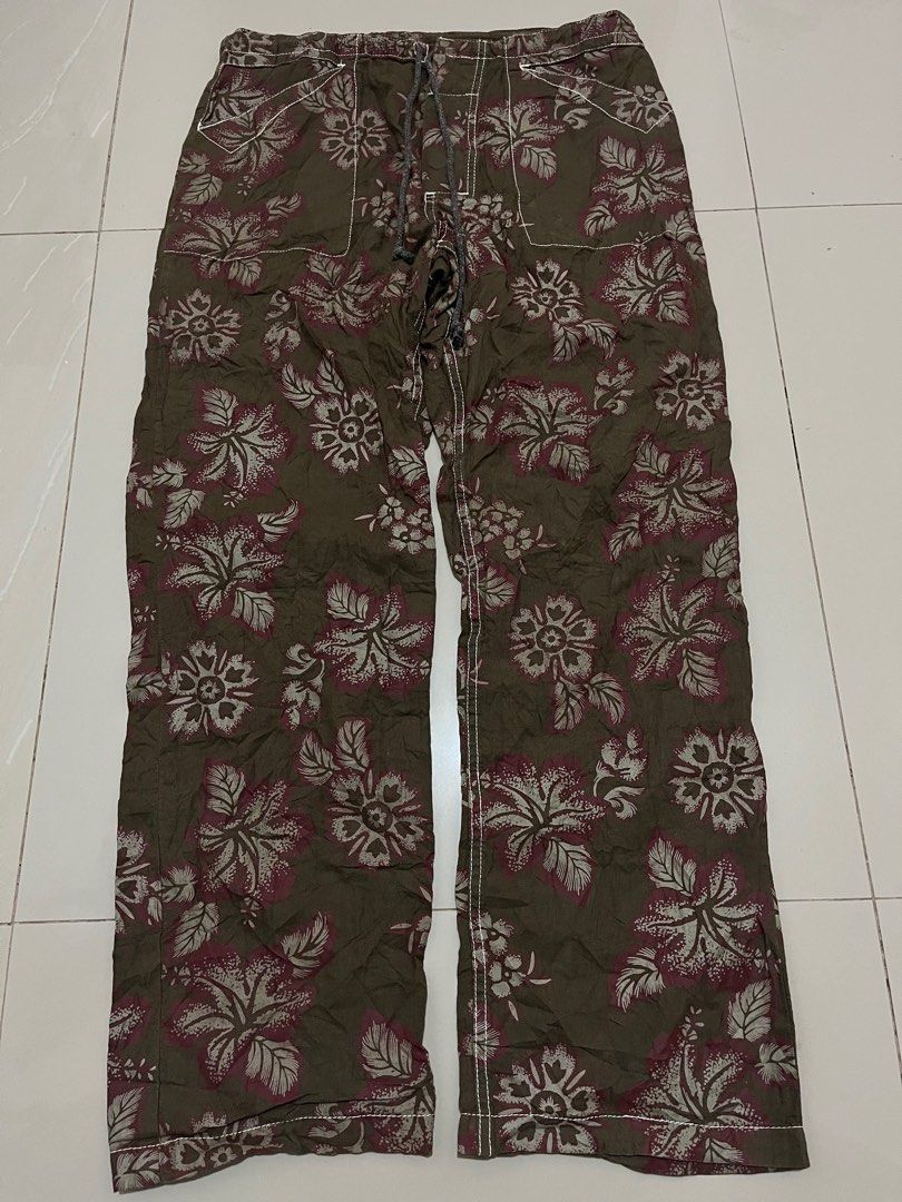 (SOLD) VINTAGE BEAMS PLUS CHOPSUEY PARACHUTE PANTS (Category: Luxury Apparel) located in Cagayan de Oro. Submitted by middlesosa (Listing ID 1422833396, Image 1). Description: VINTAGE BEAMS PLUS CHOPSUEY PARACHUTE PANTS SIZE 30 - 36 FITTINGS (ADJUSTABLE DRAWSTRINGS) LENGTH - 40 inches INSEAM - 28 inches LEG OPENING - 9 inches THIGH - 11 inches RISE - 12 inches BUTTON FLY EXCELLENT CONDITION (need wash only) 2k pesos DM ASAP IF INTERESTED📩.