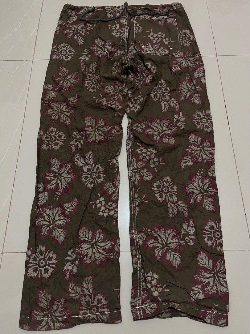 (SOLD) VINTAGE BEAMS PLUS CHOPSUEY PARACHUTE PANTS (Category: Luxury Apparel) located in Cagayan de Oro. Submitted by middlesosa (Listing ID 1422833396, Image 2). Description: VINTAGE BEAMS PLUS CHOPSUEY PARACHUTE PANTS SIZE 30 - 36 FITTINGS (ADJUSTABLE DRAWSTRINGS) LENGTH - 40 inches INSEAM - 28 inches LEG OPENING - 9 inches THIGH - 11 inches RISE - 12 inches BUTTON FLY EXCELLENT CONDITION (need wash only) 2k pesos DM ASAP IF INTERESTED📩.
