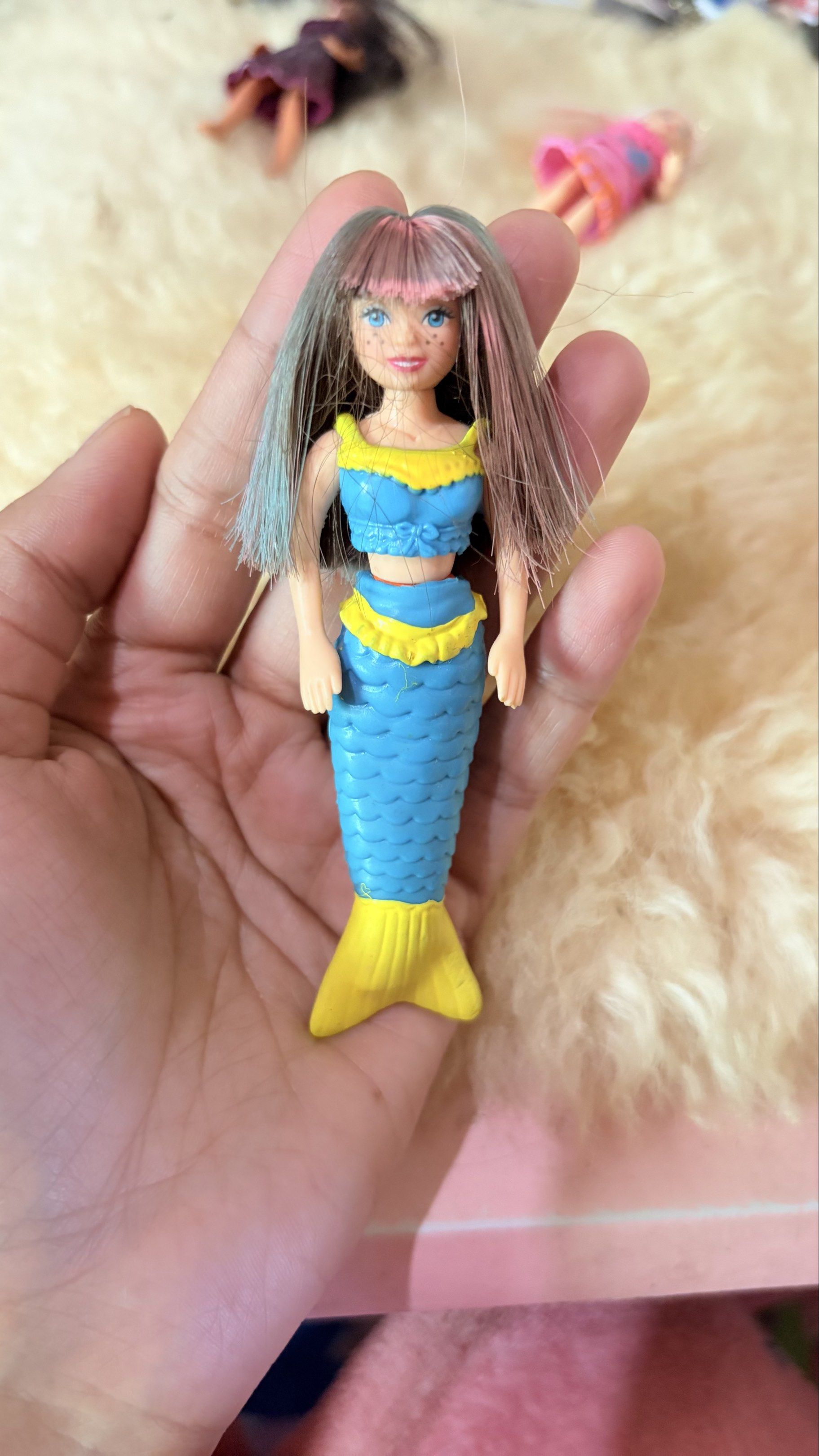 Vintage Polly Pocket Dolls (Category: Kids Toys) located in Baguio. Submitted by izza_thrifty (Listing ID 1422738552, Image 3). Description: - 120 each -Vintage Polly Pocket dolls - Includes mermaid and princess themes - Dolls in various outfits - Blonde, red, and dark hair colors - Small plastic dolls - Minor wear and tear present.