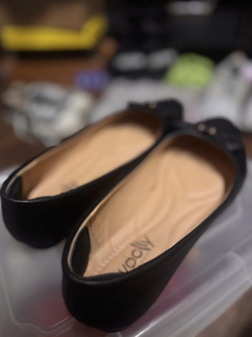 Woolly Mammoth Black Flats Size 8 (Category: Flats & Sandals) located in Las Pinas. Submitted by declutterverse (Listing ID 1422872919, Image 3). Description: - Woolly Mammoth black flats - Bow detail with gold accents - Cushioned insole - Size 8.