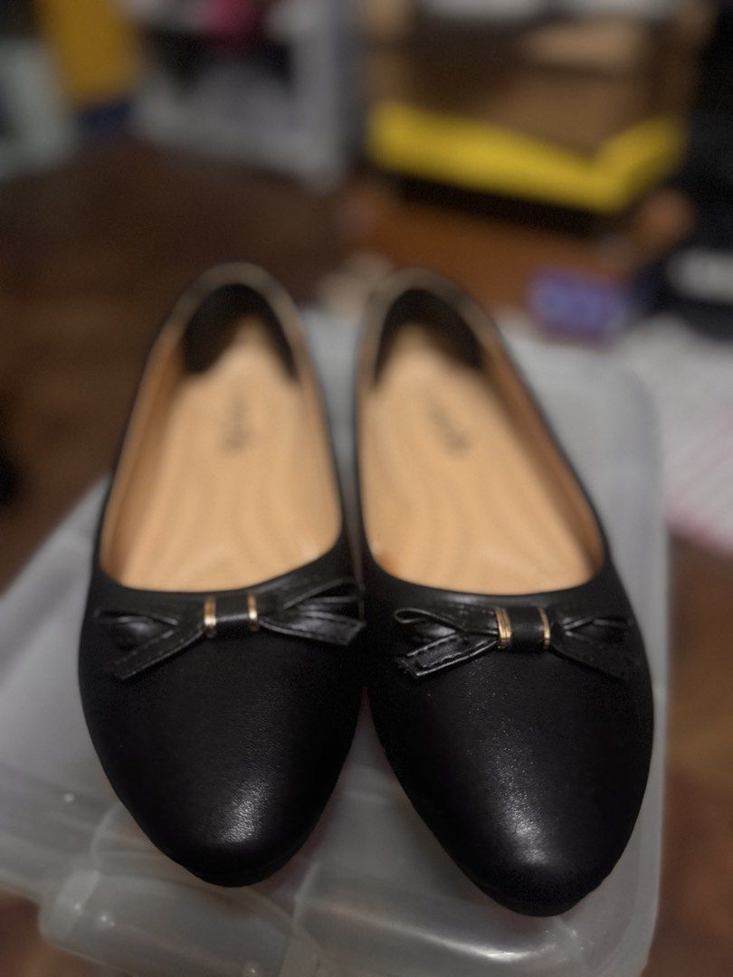 Woolly Mammoth Black Flats Size 8 (Category: Flats & Sandals) located in Las Pinas. Submitted by declutterverse (Listing ID 1422872919, Image 2). Description: - Woolly Mammoth black flats - Bow detail with gold accents - Cushioned insole - Size 8.