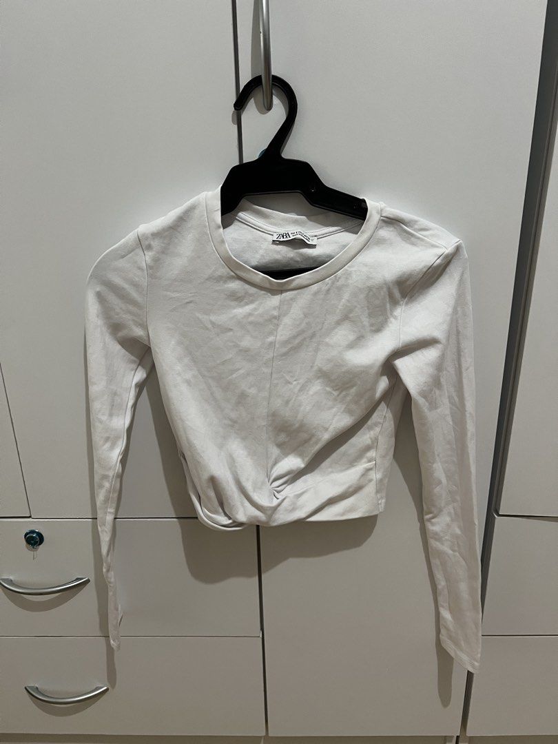 Zara White Long Sleeve Crop Top (Category: Blouses) located in Manila. Submitted by jusdepop (Listing ID 1422747863, Image 1). Description: Zara white crop top rfs: decluttering .