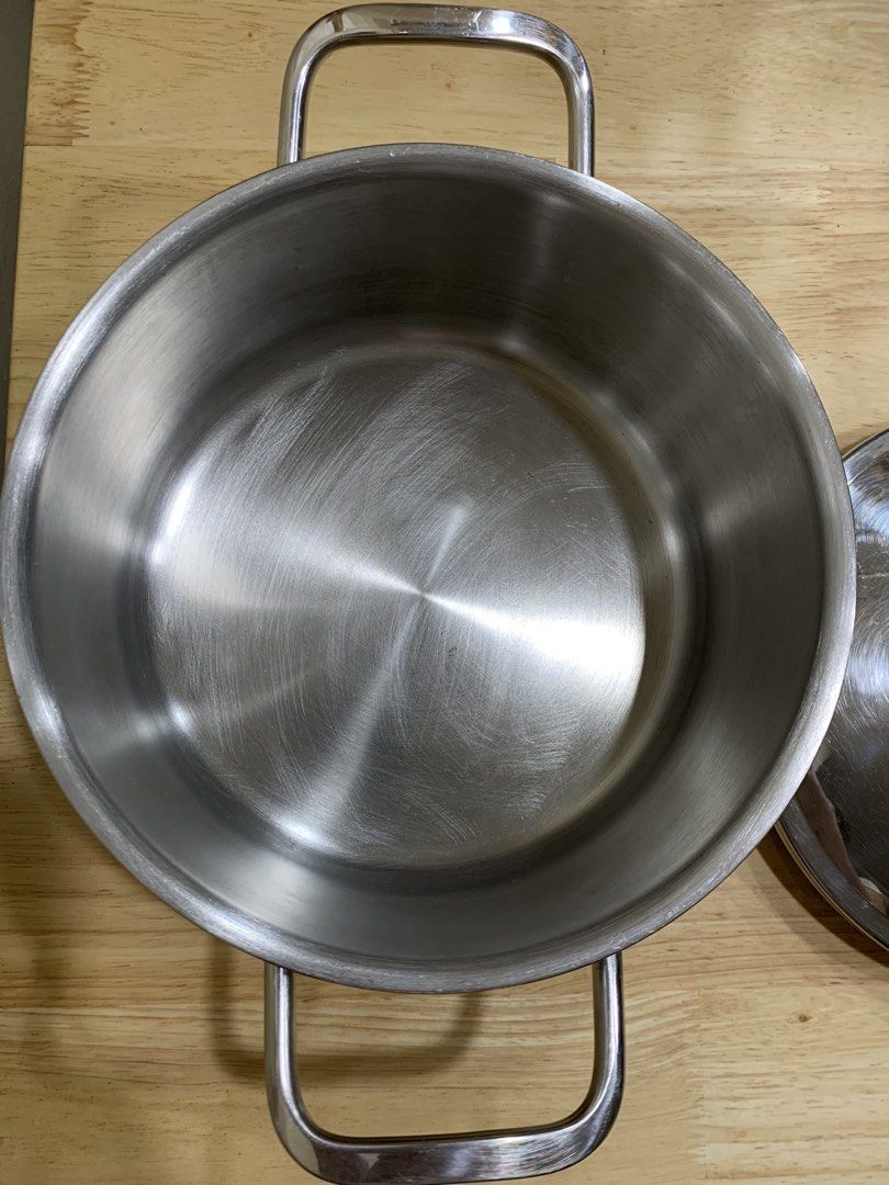 22cm 18-10 Stainless Steel Pot (Category: Cookware & Accessories) located in Cavite. Submitted by rwyanewade39874 (Listing ID 1423070757, Image 3). Description: - Stainless steel pot with lid - Two side handles and a handle on the lid - Shiny, reflective surface - Dimensions: Approximately 22cm width, 10cm height - Like new condition - Price: P900.