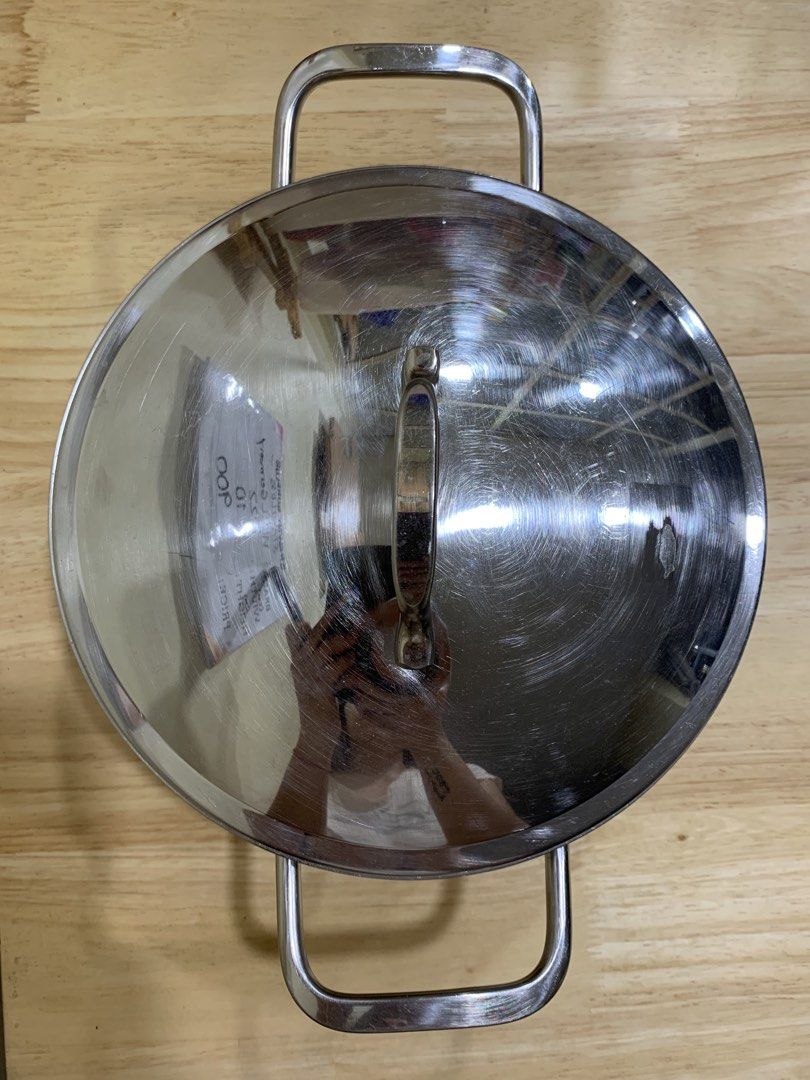 22cm 18-10 Stainless Steel Pot (Category: Cookware & Accessories) located in Cavite. Submitted by rwyanewade39874 (Listing ID 1423070757, Image 2). Description: - Stainless steel pot with lid - Two side handles and a handle on the lid - Shiny, reflective surface - Dimensions: Approximately 22cm width, 10cm height - Like new condition - Price: P900.