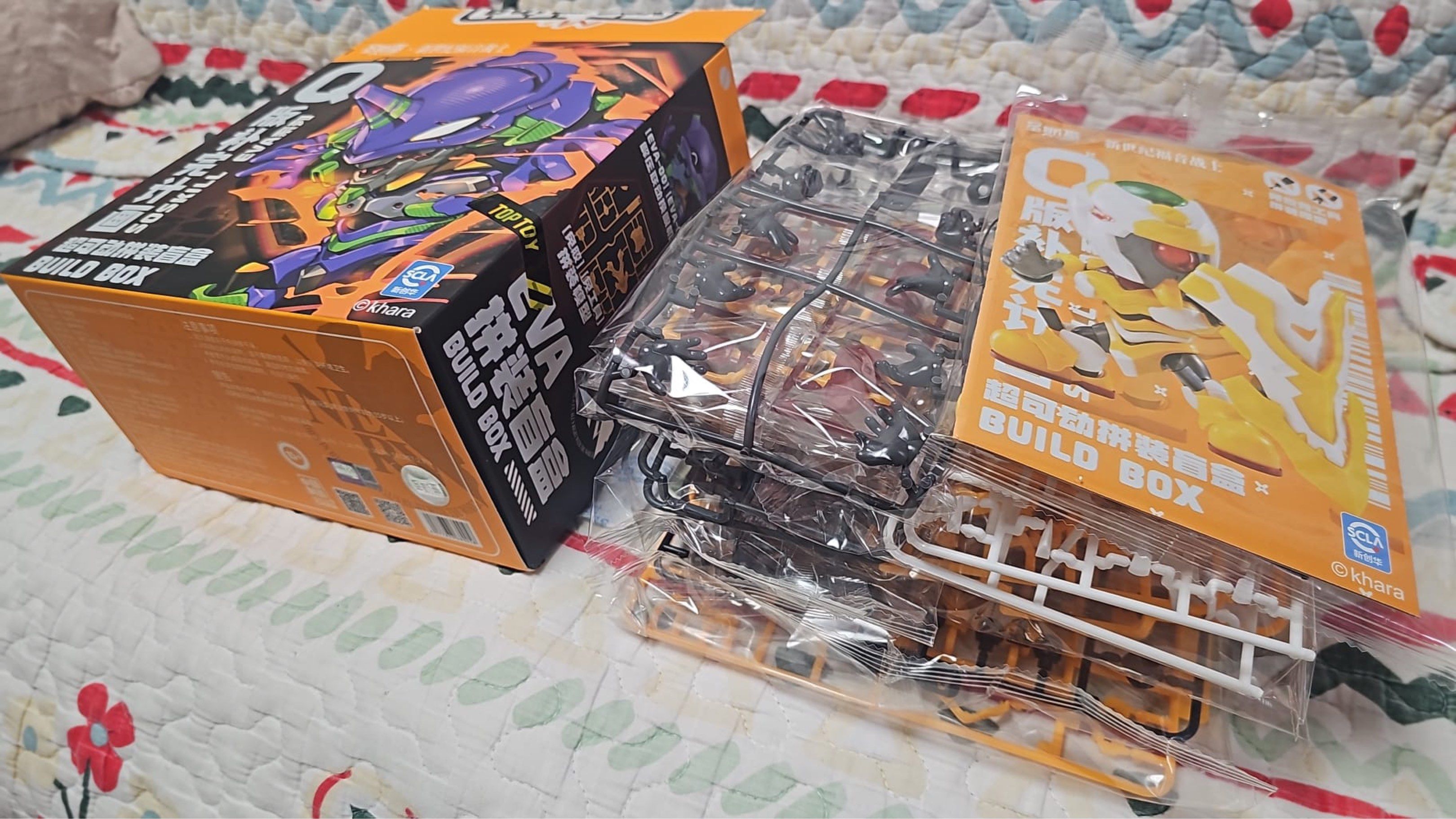 聖斯基 SCLA EVA 0號機 組裝模型 （分類：高達及模型組合）位於 Hong Kong。 由 snoopyworldtour 提交（商品編號 1422944008，圖片 2）。簡介： 包含多個零件，可組裝成可愛的EVA 02 號機。附有盾牌和槍，眼睛可以更換。外盒印有EVA 02 號機的圖案，適合EVA粉絲收藏。。