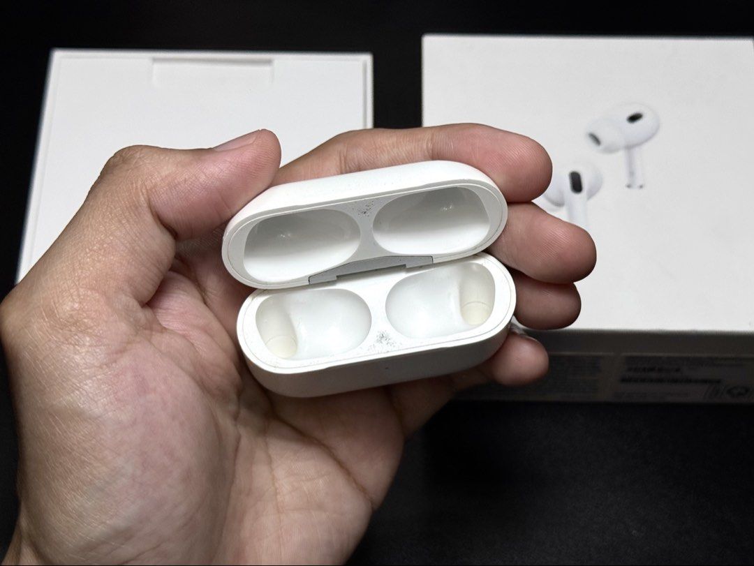 Airpods Pro 2 CHARGING CASE LIGHTNING (Category: Earphones) located in Manila. Submitted by prelovedbyporttt (Listing ID 1422957226, Image 2). Description: Airpods Pro 2 CHARGING CASE LIGHTNING 🔗PERSONAL WARRANTY: 1 MONTH (Valid as long as the item hasn’t been dropped or exposed to water) Only issue: Scratches • 100% No hidden defects • 100% Battery health is in great condition • 100% Fully functional • 100% Original item (feel free to check my 