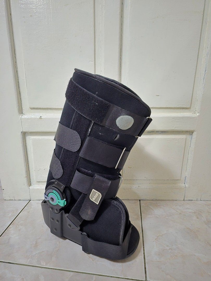 Ankle Brace with Adjustable Support (Category: Braces, Support & Protection) located in Las Pinas. Submitted by southerncloset (Listing ID 1422970654, Image 2). Description: - Provides ankle support and stability. - Features adjustable straps. - Hinged design for controlled movement. - Designed to immobilize the ankle and foot. - Suitable for various conditions..