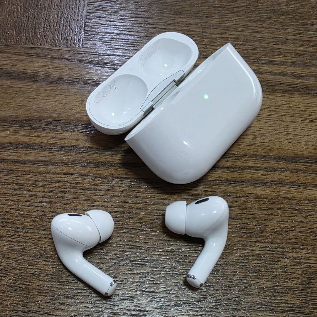 Apple AirPods Pro 2 (Category: Earphones) located in Pasig City. Submitted by albert_m (Listing ID 1422969736, Image 1). Description: Original 2nd hand Airpods Pro 2. (lightning) 6k. RFS - Upgraded to Pro3.