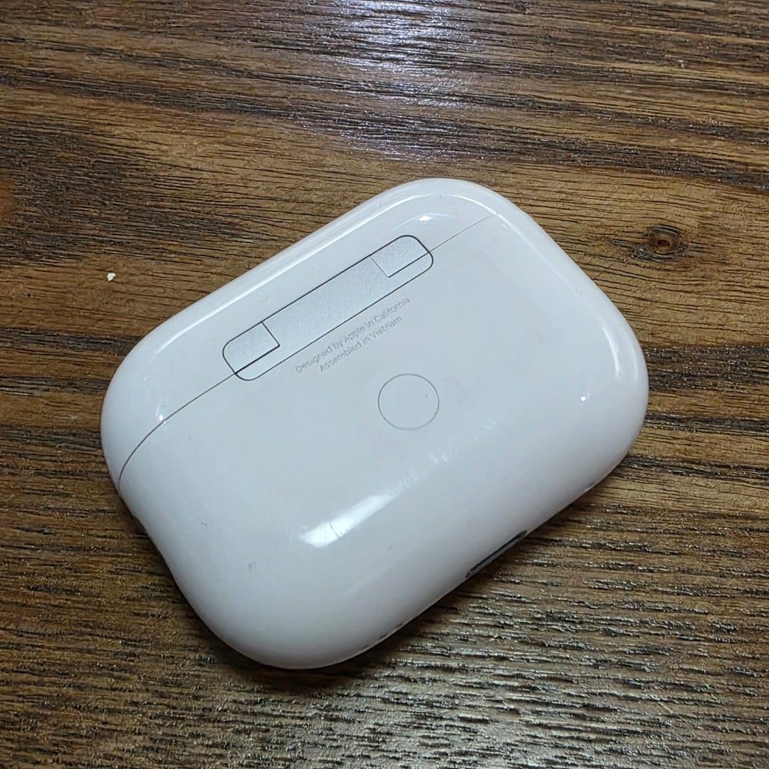 Apple AirPods Pro 2 (Category: Earphones) located in Pasig City. Submitted by albert_m (Listing ID 1422969736, Image 3). Description: Original 2nd hand Airpods Pro 2. (lightning) 6k. RFS - Upgraded to Pro3.