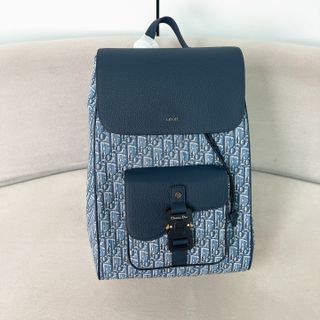 (Category: ) located in . Submitted by luxcloset.shop (Listing ID 1422906548, Image 1). Description: .
