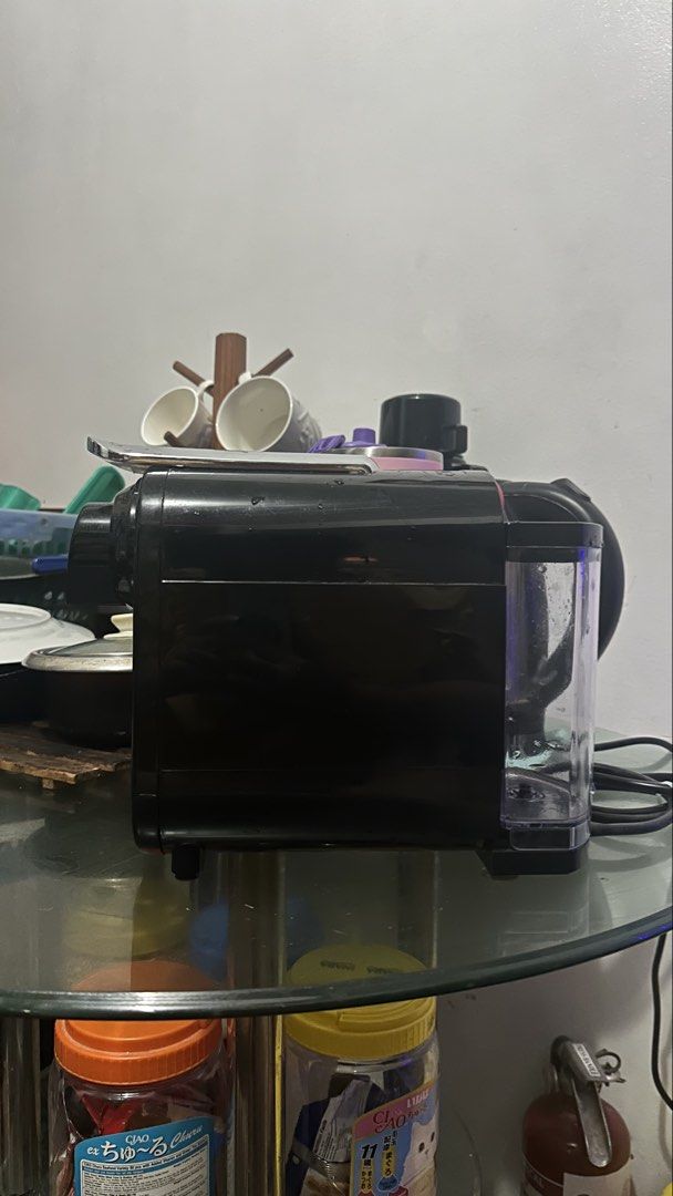 B Coffee The Freshman Capsule Espresso Machine Coffee Maker (Category: Coffee Machines & Makers) located in Mandaluyong City. Submitted by danettheninja (Listing ID 1423017212, Image 2). Description: - B Coffee Co. black coffee machine - used like 5x - shipping fee covered by the buyer loc: mandaluyong/ortigas/greenhills/starmall shaw.