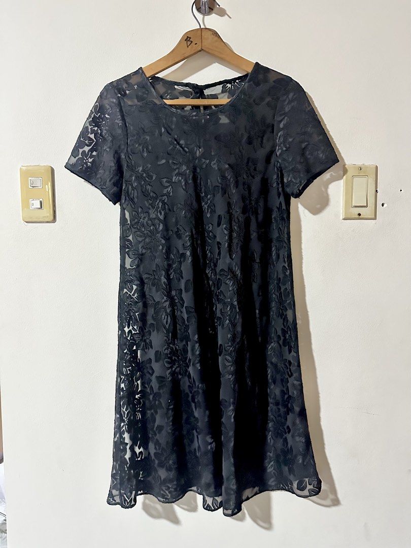 Black Sheer Floral Dress (Category: Dresses) located in Muntinlupa City. Submitted by dandelion14 (Listing ID 1422997959, Image 1). Description: - Black Sheer floral dress - Size S-M - Short sleeves - Round neckline - Knee-length - Keyhole back detail - Need to wear slip dress underneath .