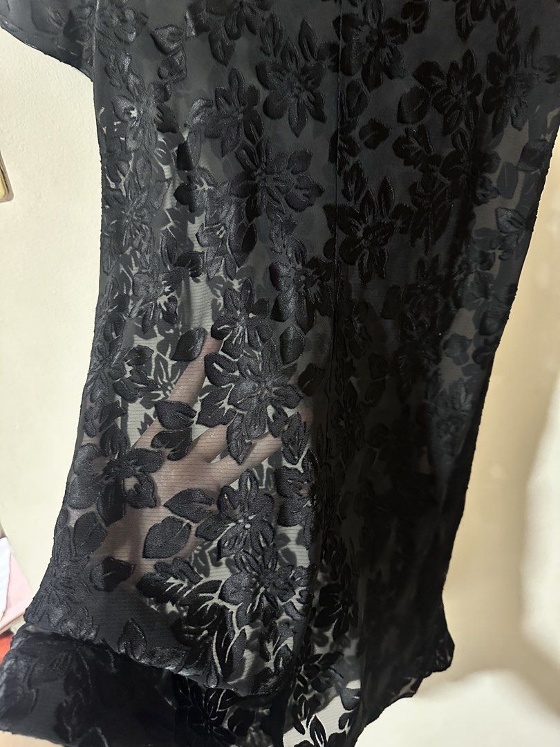 Black Sheer Floral Dress (Category: Dresses) located in Muntinlupa City. Submitted by dandelion14 (Listing ID 1422997959, Image 3). Description: - Black Sheer floral dress - Size S-M - Short sleeves - Round neckline - Knee-length - Keyhole back detail - Need to wear slip dress underneath .