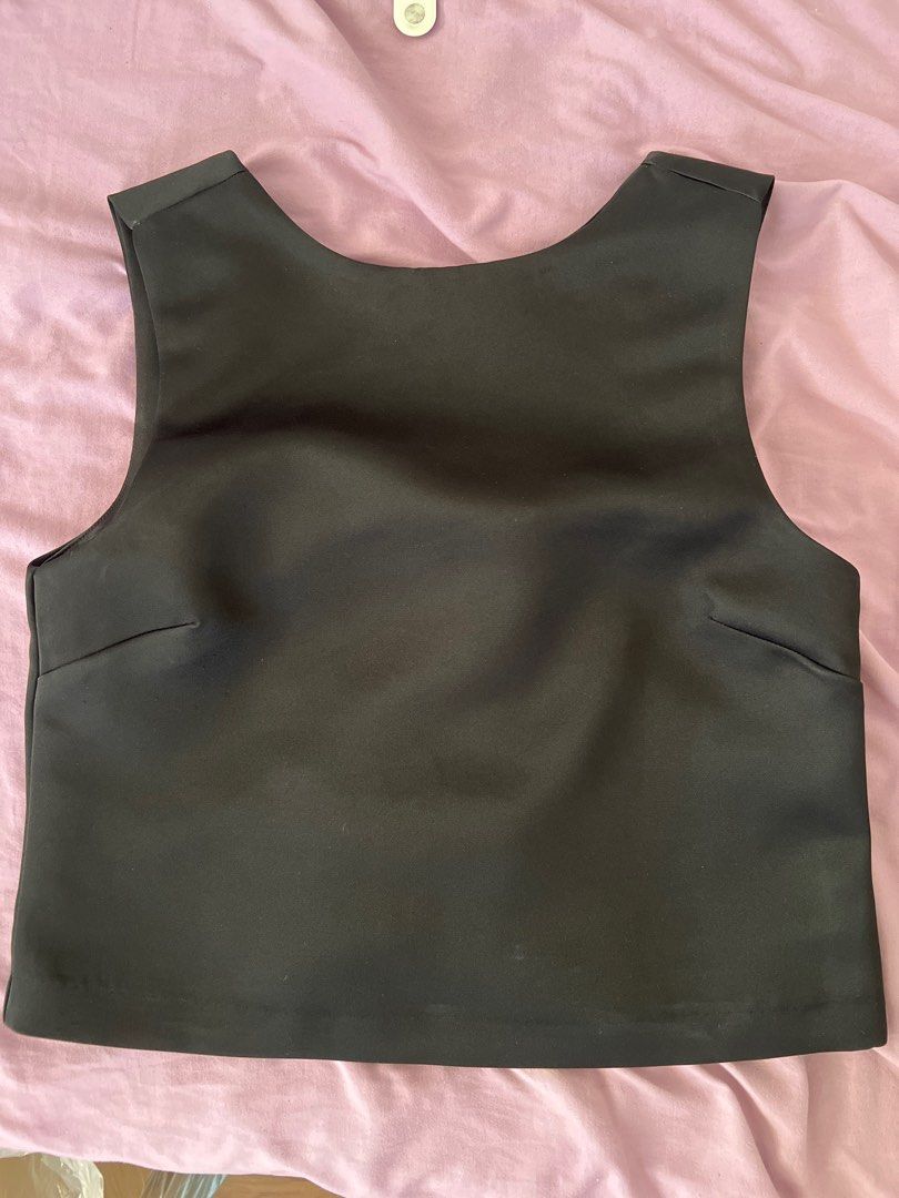 Black Sleeveless Top with Bow Detail (Category: Sleeveless) located in Bacoor. Submitted by wonieiei (Listing ID 1422979731, Image 1). Description: - Black sleeveless top - Features a bow detail at the back - Scoop neckline - Cropped length - Made of smooth, satin-like fabric - Perfect for dressing up or down.