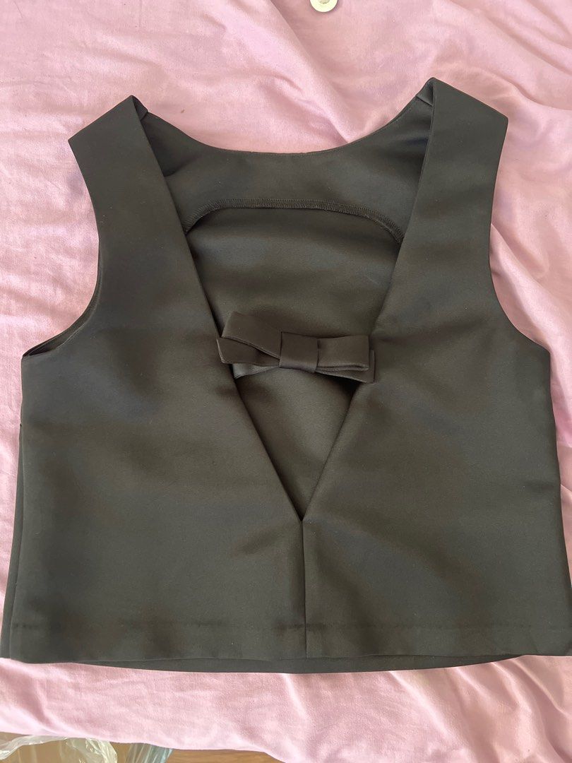 Black Sleeveless Top with Bow Detail (Category: Sleeveless) located in Bacoor. Submitted by wonieiei (Listing ID 1422979731, Image 2). Description: - Black sleeveless top - Features a bow detail at the back - Scoop neckline - Cropped length - Made of smooth, satin-like fabric - Perfect for dressing up or down.