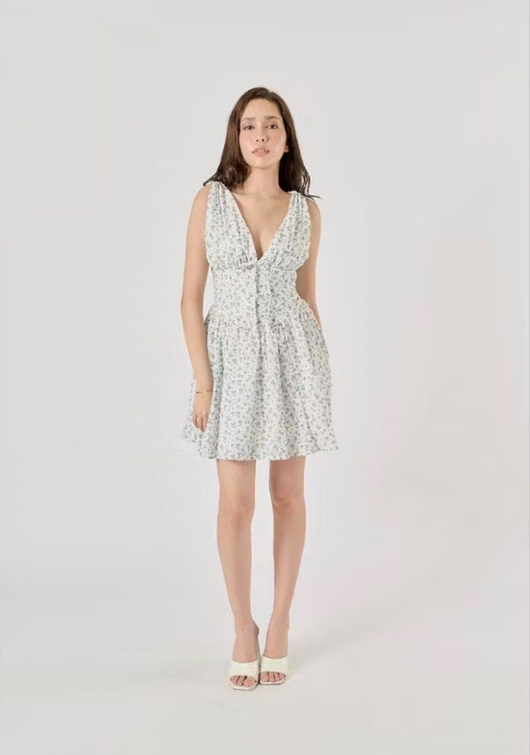 Blue Floral Mini Dress (Category: Dresses) located in Taguig. Submitted by busybeebea (Listing ID 1422946719, Image 1). Description: Reason for selling: just bought the dress and tried it on that it’s not my right size :(( - Floral print mini dress - V-neckline - Fitted bodice - Flared skirt - Sleeveless design - Lightweight fabric - Button-down front - Gathered waist - Ideal for casual wear.