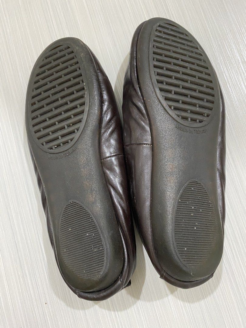 Brown Leather Loafers (Category: Loafers) located in Mandaluyong City. Submitted by rlenepalayp (Listing ID 1423076672, Image 2). Description: - Outland Brown leather loafers - In very good leather condition - Nice design - Size 8 - Genuine leather - Classic design with tassel details - Textured soles for grip - Slip-on style - Suitable for everyday wear.