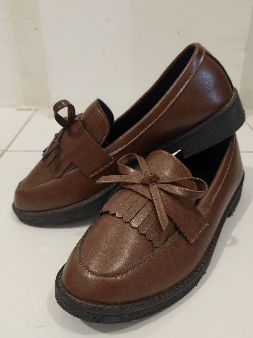 Brown Loafers with Bow Detail (Category: Loafers) located in Imus. Submitted by anbee73 (Listing ID 1423001102, Image 1). Description: - Brown loafers - Classic design with bow and fringe - Rounded toe - Sturdy sole - Smooth material -Bought from Shein RFS: Masikip. Used once. .