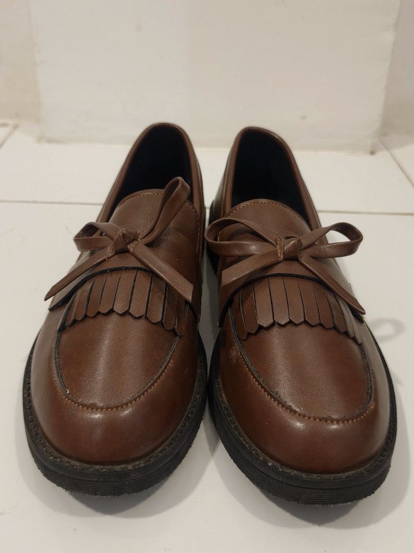 Brown Loafers with Bow Detail (Category: Loafers) located in Imus. Submitted by anbee73 (Listing ID 1423001102, Image 3). Description: - Brown loafers - Classic design with bow and fringe - Rounded toe - Sturdy sole - Smooth material -Bought from Shein RFS: Masikip. Used once. .