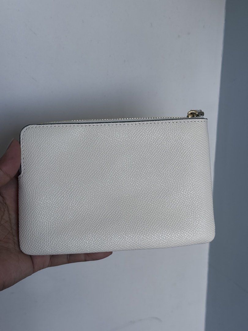 Coach Wristlet Off White (Category: Luxury Bags & Wallets) located in Marikina City. Submitted by jarediniiiee (Listing ID 1422980604, Image 2). Description: Sourced from Japan.