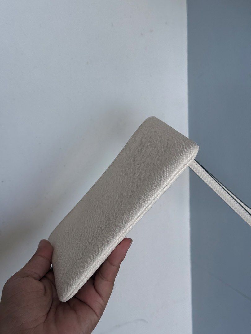 Coach Wristlet Off White (Category: Luxury Bags & Wallets) located in Marikina City. Submitted by jarediniiiee (Listing ID 1422980604, Image 3). Description: Sourced from Japan.